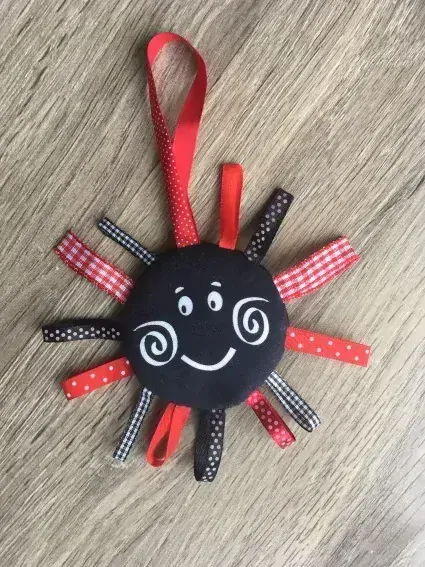 "Ušiju si bílé sluníčko"