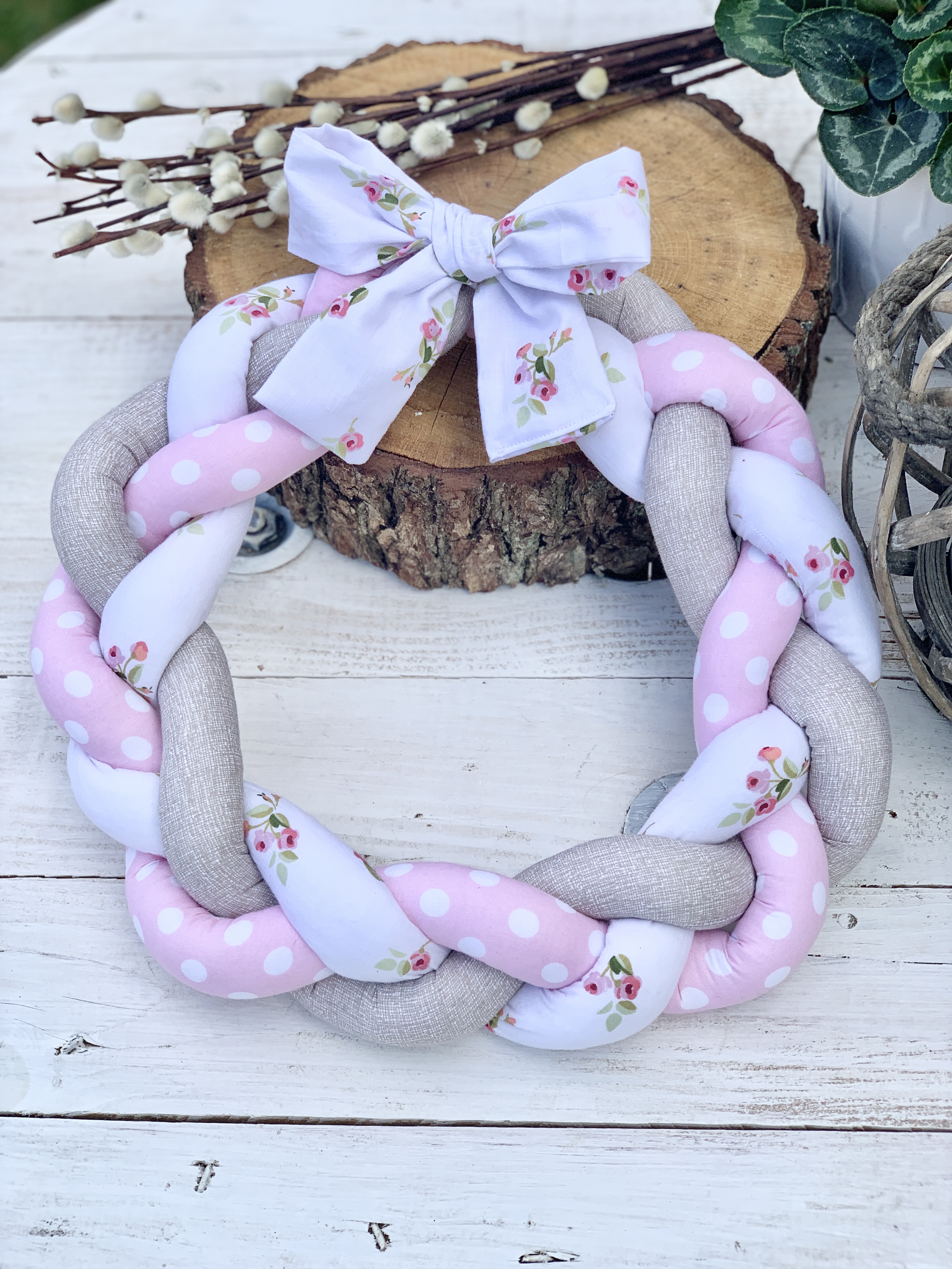 Ušiju si růžovo béžový věnec