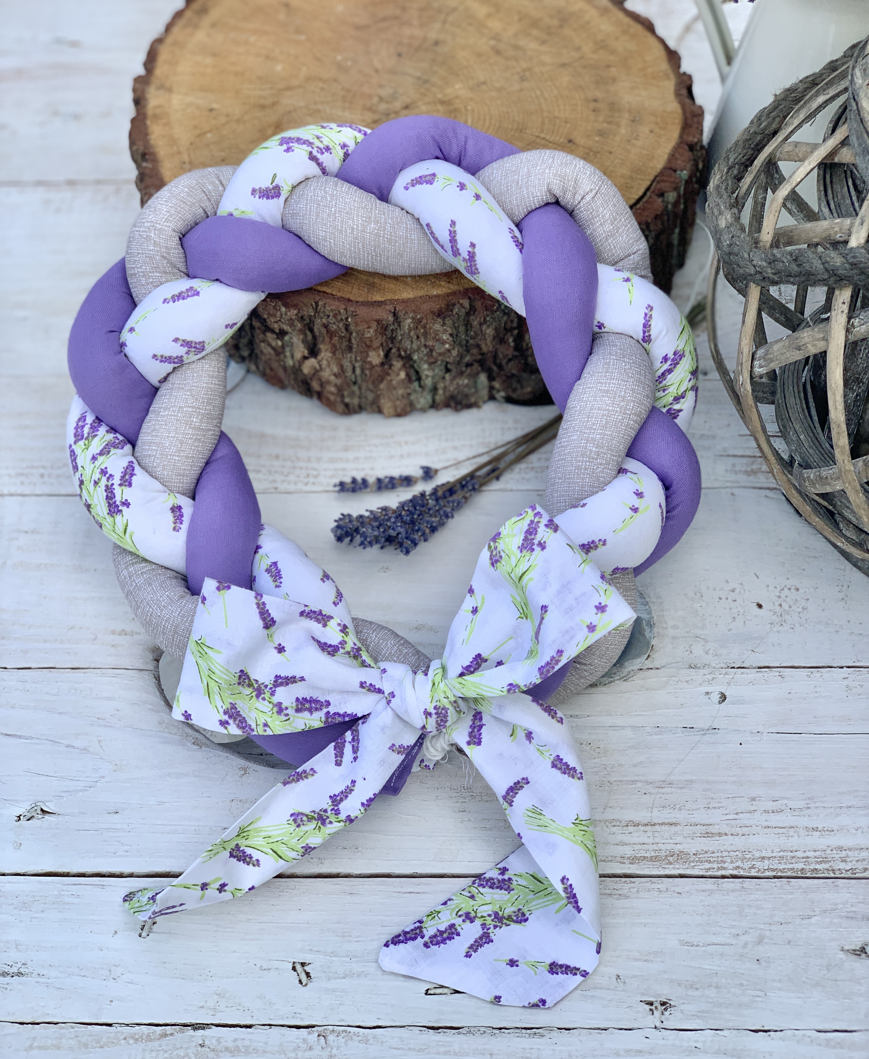 Ušiju si věnec levandulový