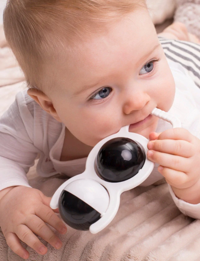 Černobílé chrastítko Dvě kuličky