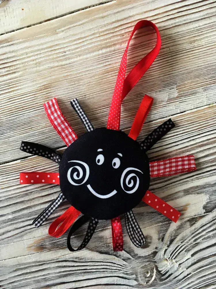 "Ušiju si černé sluníčko"