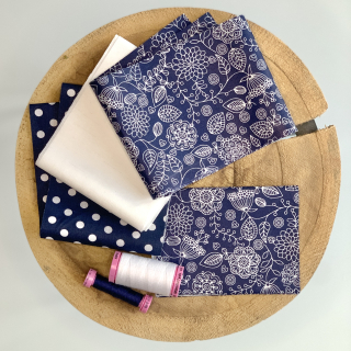 Ušiju si věnec modrý 